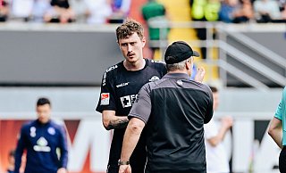 Abwehrspieler Calvin Brackelmann (hier mit SCP-Trainer Lukas Kwasniok) bleibt Paderborn noch länger erhalten. - BESIM MAZHIQI