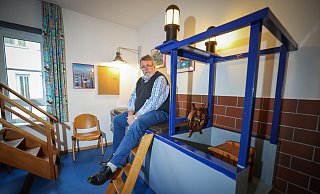 Uwe Büsching, hier auf dem Schiff, hofft, jetzt doch noch ein neues Zuhause für die bei den Kindern extrem beliebten Objekte zu finden. - Sarah Jonek