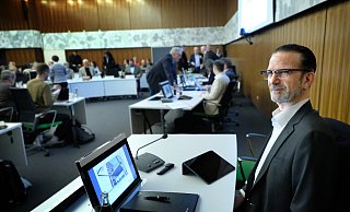Im Fokus: Jan-Erik Weinekötter, Geschäftsführer der Gütersloh Marketing GmbH. Hier bei der Sondersitzung des Stadtrates am Montag vergangener Woche. - Andreas Frücht