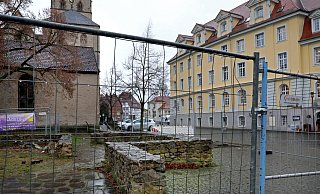 Ab nächster Woche sollen die nachempfundenen Grundmauern des Damenstiftes abgerissen werden. Die Fläche zwischen Münster und Rathaus wird ab da auch für einige Zeit den Busverkehr vom Alten Markt aufnehmen. - Frank-Michael Kiel-Steinkamp