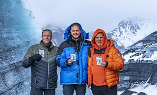 Vier Tage lang haben der Gütersloher Gründer Alexander Weese (v.l.), Ex-Fußball Nationalspieler Rurik Gislason und Unternehmer Ralf Dümmel in Island für einen TV-Clip für "Die Höhle der Löwen" gedreht. - DS Unternehmensgruppe