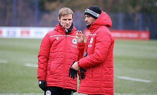 Sebastian Hille (l.) bleibt Arminia Bielefeld auch in Zukunft erhalten. - Oliver Krato