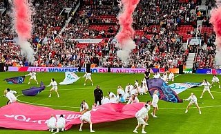 Die feierliche Eröffnung der Frauenfußball-EM in Manchester: „Was die Engländer dem Frauenfußball an Wertschätzung und Anerkennung beimessen, ist schon beeindruckend!“ meint Tanja Schulte, die vor Ort war. Beim Turnier zündete auch die deutsche Mannschaft in den ersten Gruppenspielen ein sportliches Feuerwerk. - Tanja Schulte