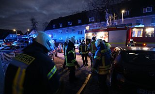 Die Rettungskräfte sind mit einem großen Aufgebot zu einem Mehrfamilienhaus ausgerückt, nachdem ein Mann im Hausflur ein Feuer gelegt hat. - Gerald Dunkel