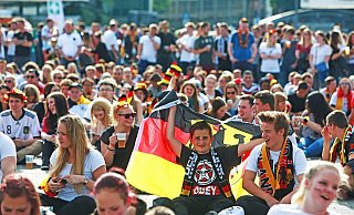 Public Viewing kann so schön sein, wenn Deutschland anständig spielt und das Wetter sich sommerlich verhält. Das Foto entstand 2016 auf dem Kesselbrink. - Sarah Jonek
