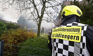 Die Angriffstrupps konnten in der Nähe der brennenden Garage nur mit Atemschutz arbeiten. Ein Feuerwehrkamerad überwacht deren Einsatzdauer und ruft sie rechtzeitig ab, sobald der Sauerstoffvorrat einen bestimmten Stand erreicht hat. - Gerald Dunkel
