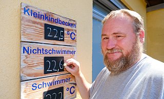 Der Leiter des Naturbades Brackwede, Michael Joost, kann für alle drei Becken erfrischende rund 22 Grad anzeigen. - Andreas Zobe