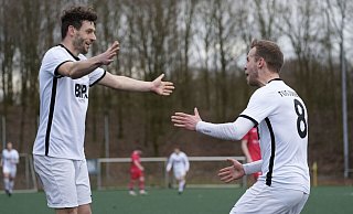 Torschützen unter sich: Clemens Bachmann (l.) und Mitja Schierbaum trafen beide gegen Tabellenführer FC Nieheim. - Peter Unger