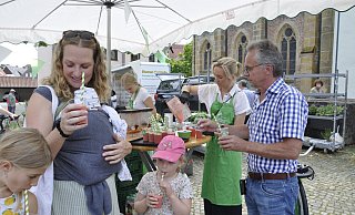 In Rheda-Wiedenbrück lockten 40 Stände auf den neuen Stadtflohmarkt. Vor allem die besondere Atmosphäre überzeugte viele Verkäufer und Käufer. - Rainer Stephan