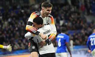 Kai Havertz und Jamal Musiala nach dem zweiten Treffer gegen Frankreich. - IMAGO/Schüler