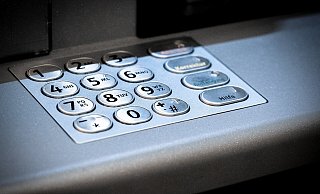 Mit einer entwendeten Debitkarte soll an einem Geldautomaten in einer Bankfiliale in Vlotho Geld abgehoben worden sein. - Pixabay (Symbolbild)