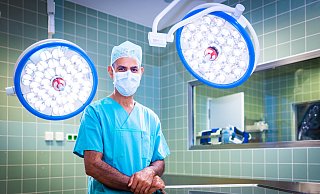 Morris Beshay, Chefarzt der Klinik für Thoraxchirurgie am EvKB, operiert hauptsächlich Patienten mit Lungenkrebs. Aber auch Menschen, die extrem erröten oder schwitzen. - Mike-Dennis Müller / www.mdm.photo