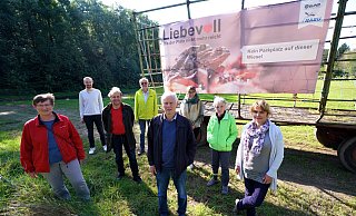 Vertreterinnen und Vertreter von Nabu und BUND vor einem Jahr mit der plakativen Absage für den Parkplatz - Peter Unger