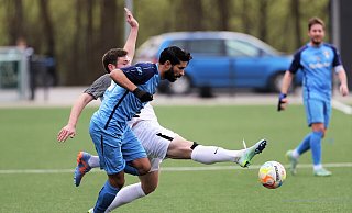 Alles wegverteidigt: Auch hier bleibt Orkun Tosun Sieger gegen Lohes Angreifer Ricardo Squarra. - Benjamin Bueschenfeld