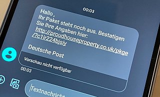 Typische Folge des Facebook-Datenlecks sind die zahlreiche genervte Handynutzer, die Betrugs-SMS wie diese angebliche Paketzustellung erhalten. - dpa / Till Simon Nagel