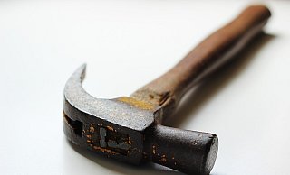 Mit einem Zimmermannshammer soll Paul M. immer und immer wieder auf sein Opfer eingeschlagen haben, so die Anklage. - Pixabay/Benjamin Nelan
