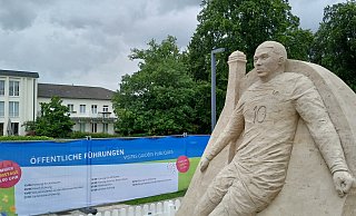 Frankreichs Superstar Kylian Mbappé könnte seine Sandskulptur vom Balkon des Parkhotels sehen. - Uwe Müller