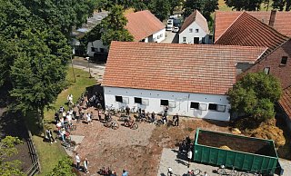 Die gesamte Gruppe startete auf em großen Hof des Anwesens Döring in Vehlage. Dieses Foto wurde mit einer Drohne beim Start aufgenommen. - Familie Döring