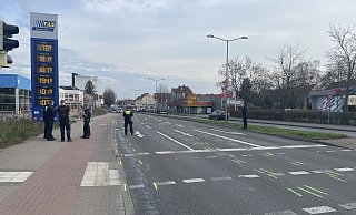Ein Unfallaufnahme-Team der Polizei sichert Beweise am Unfallort an der Ringstraße. - Jan Henning Rogge