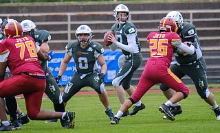 Quarterback Luis Altehoefer (mit Ball) und die Bielefeld Bulldogs wollen in Troisdorf punkten. - Andreas Zobe
