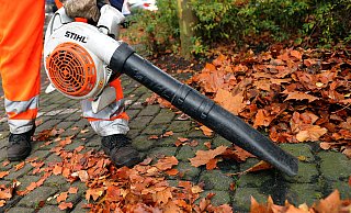 Der angebliche Angriff mit dem Laubbläser soll monatelange ärztliche Behandlungen nach sich gezogen haben. - Raimund Vornbaeumen