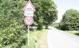 Auf diesem geraden Stück der L755 von Altenbeken nach Langeland über den Rehberg gilt nur Tempo 50. Zudem sind Bodenschwellen angebracht. - Uwe Müller