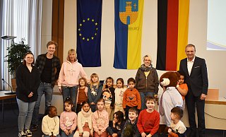 Aileen Claußner (v. l.), Leon Temme, Ulla Adden und Annette Schölzel besuchten mit den Bärenkindern Bürgermeister Burkhard Deppe (r.) im Rathaus. - Stadt Bad Driburg