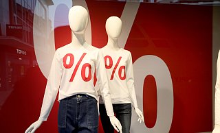 Schlichte T-Shirts mit %-Aufdruck werben für Schnäppchen in der Wintermode. - Frank-Michael Kiel-Steinkamp