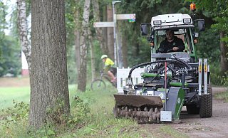 Vorarbeiten: Christoph Döldissen von der Firma DR Wegebau aus Verl saniert den geschotterten Weg durch den Siel. - Ulf Hanke