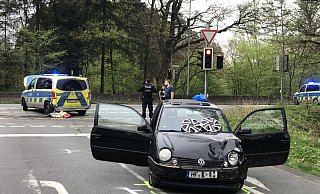 Der Fahrer dieses Herforder VW Polos missachtete mehrere Haltesignale und fuhr dann auf den stehenden Streifenwagen auf. - Jörg Diekmann