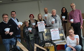 Präsentieren die Preise: Fritz Althoff (v.l.), Lars Knappe, Elektra Brakensiek, Jessica Leunißen, Celine Kucharewa, Jens Kosmiky, Detlef Schultz, Sandra Wörmann, Olaf Schierholz und Sabine Diestelhorst. - Jan-Henrik Gerdener
