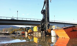 Bagger, Planierraupe und Bohrer waren unter der Brücke geparkt und bekamen nasse Ketten. - David Schellenberg