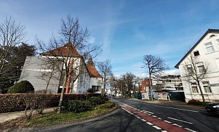 Rechts hinter dem Bauzaun könnte ein Gebäude mit Unterrichtsräumen entstehen, das über die Marktstraße hinweg über eine Brücke mit dem Schulgebäude verbunden ist. Die Idee soll jetzt in einer Machbarkeitsstudie berücksichtigt werden. Foto: Gerald Dunkel - Gerald Dunkel