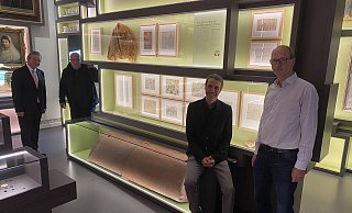 Drei Jahre nach der Entschärfung der britischen Fliegerbombe liegt diese nun als Leihgabe vom Land NRW im Paderborner Stadtmuseum (v. l.): Bürgermeister Michael Dreier, Udo Olschweski, Amtsleiter Ordnungsamt Paderborn, Andreas Neuwöhner, Kulturamt Paderborn, und Christoph-Gockel, Amtsleiter Kulturamt Paderborn. - Stadt Paderborn
