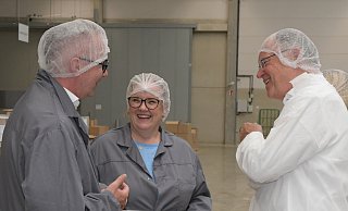 GPD-Geschäftsführer Henning Diedrich (links) und Betriebsleiterin Bärbel Wetenkamp erläutern Ministerpräsident Stephan Weil die Produktion der innovativen Pizzakartons. - Dirk Neumann