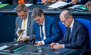 Finanzminister Christian Lindner (FDP, v.l.), Robert Habeck (Bündnis 90/Die Grünen), Bundesminister für Wirtschaft und Klimaschutz, und Bundeskanzler Olaf Scholz (SPD) sitzen auf der Regierungsbank im Bundestag. - Michael Kappeler