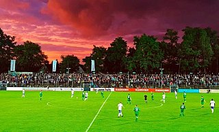 Satt ausgeleuchtet: Das Spielfeld 2017 bei einem Freundschaftskick gegen den FC Schalke 04. Problem: Das Licht erstrahlt aus Leuchten, die seit einigen Jahren verboten sind. - NW