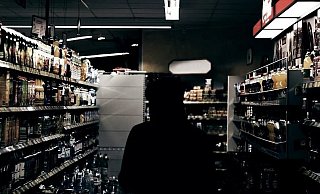 Der Gesuchte hat Alkohol für mehrere hundert Euro gestohlen. - Pixabay