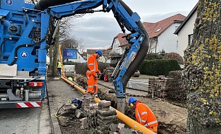 Mitarbeiter von Westfalen Weser bei der Lokalisierung des Gaslecks an der Bahnhofstraße. Es sind aufwendigere Reparaturarbeiten notwendig. - Jennifer Retslav
