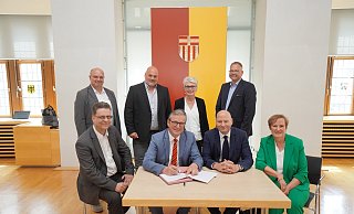 Der Kaufvertrag ist im Beisein von (vorne, v. l.) Kämmerer Markus Tempelmann, Bürgermeister Michael Dreier, Jochen Altrogge (Leiter Verkauf Nordrhein-Westfalen bei der Bima) und Silvia Auffahrt (Abteilungsleiterin Verkauf Nordrhein-Westfalen bei der Bima) sowie (hinten, v. l.) Christian Kleinschnittger, Boris Blume (beide städtisches Amt für Liegenschaften und Wohnungswesen), Claudia Warnecke (Technische Beigeordnete) und Lars-Christian Lange (Konversionsbeauftragter) unterschrieben worden. - Stadt Paderborn/Lea Giesen