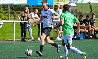 Dornbergs Noah Fritz (l.) brachte seine Loher Gegenspieler zur Verzweiflung. Er zeigte eine starke Defensivleistung. Foto: A. Zobe - Andreas Zobe