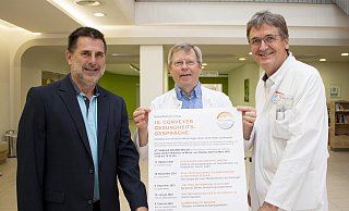 Hans-Jürgen Nolte von der AOK Nord-West (l.) und die Organisatoren Ekkehart Thießen und Eckhard Sorges (v. l.) präsentieren das Programm. - KHWE