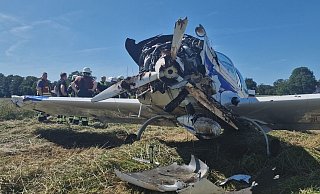 Völlig zerstört ist das Kleinflugzeug vorne, nachdem ein Herforder Pilot mit der Maschine bei Ganderkesee damit eine Bruchlandung hingelegt hatte. Der Mann wurde dabei schwer verletzt. - nonstopnews-1398193_44812