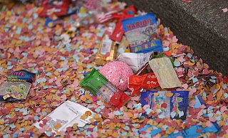 Mit Kamelle sind eigentlich kleine Kaubonbons gemeint. Inzwischen ist es aber zu einem Überbegriff geworden für alle Süßigkeiten, die beim Rosenmontagszug verteilt werden. - Ina Fassbender