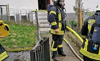 Unter Atemschutz war die Feuerwehr bei dem Zimmerbrand in Körbecke im Einsatz. Foto: FFW Borgentreich - FFW Borgentrerich