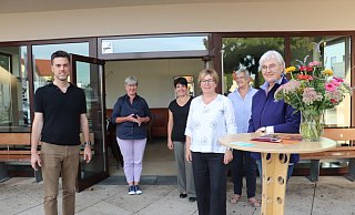 Robin Wagener hat sich bei seiner Tour durch die Gemeinde auch das "Café 104" angesehen, das jetzt die Kirchengemeinde betreibt. Mit dabei sind Gundula Huvendiek (v. l.), Insa Graalmann, Nicole Becker, Beate Rottschäfer und Pfarrerin Kornelia Schauf. - Birgit Guhlke/Neue Westfälische Robin Wagener hat sich bei seiner Tour durch die Gemeinde auch das "Café 104" angesehen, das jetzt die Kirchengemeinde betreibt. Mit dabei sind Gundula Huvendiek (v. l.), Insa Graalmann, Nicole Becker, Beate Rottschäfer und Pfarrerin Kornelia Schauf. - Birgit Guhlke/Neue Westfälische