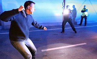 Bei Aggressionen und Übergriffen gegen Polizeibeamte wird immer wieder auch ein Messer gezückt. Eine tödliche Gefahr. - Symbolfoto: Wolfgang Rudolf