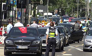 Hochzeitskorsos sorgen immer wieder für Polizeieinsätze, wie hier in Köln. - (Symbolbild): picture alliance/dpa