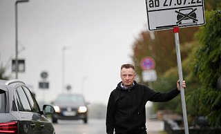 An der Bindingstraße stehen alle 20 bis 30 Meter mobile Halteverbotsschilder. - Gerald Dunkel