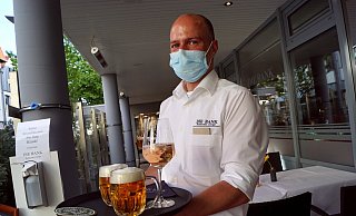 Lutz Tiemann vom Restaurant "Die Bank" bedient die Gäste. - Niklas Krämer